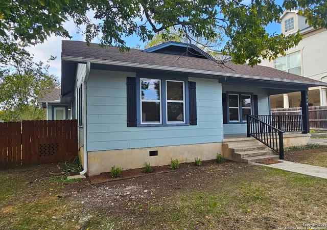 Photo 2 of Single family home for sale at 624 S Austin, Seguin, TX 78155 | MLS# 1924587 | Listing updated on 2026-03-30