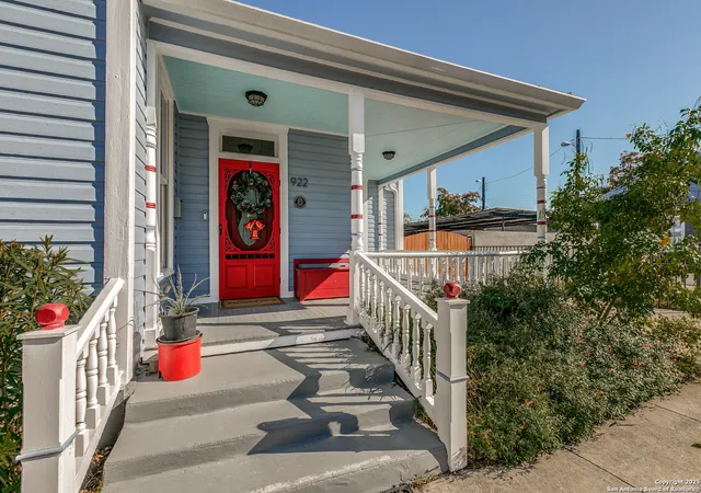 Photo 3 of Sale Pending at 922 N Pine, San Antonio, TX 78202 | MLS# 1924768 | Listing updated on 2026-01-14