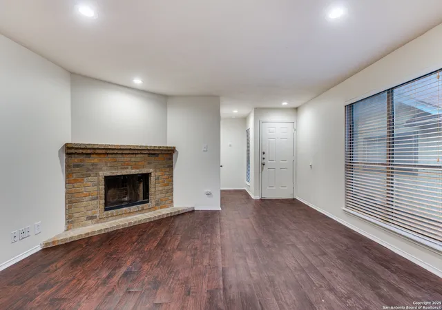 Listing Photo 4 - Condo for sale in building located at 8402 Cranberry Hl, San Antonio, TX 78254