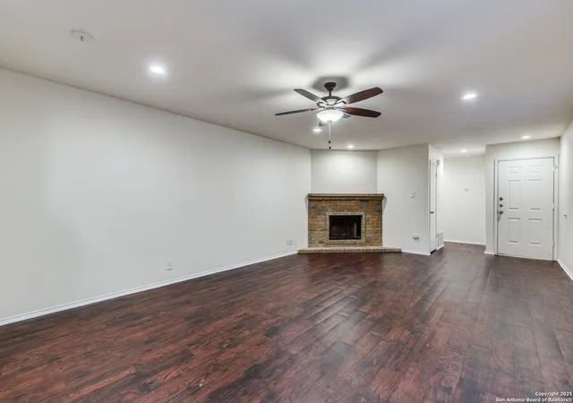 Listing Photo 5 - Condo for sale in building located at 8402 Cranberry Hl, San Antonio, TX 78254