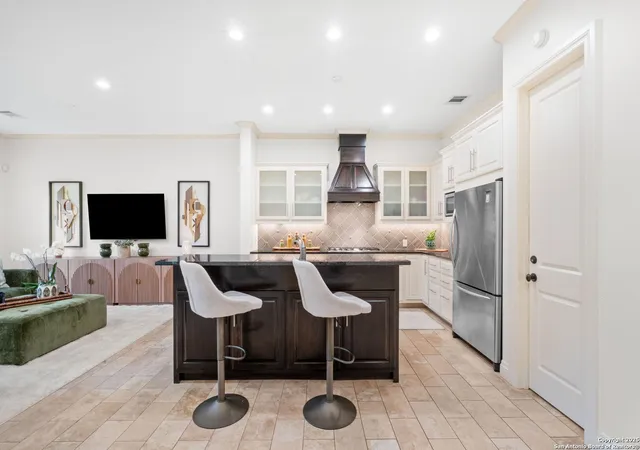 Listing Photo 4 - Condo for sale in building located at 205 Hubbard, San Antonio, TX 78209 - Unit #2