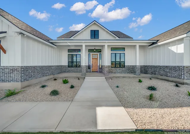 Photo 2 of Single family home for sale at 162 Estates Dr, La Vernia, TX 78121 | MLS# 1925434 | Listing updated on 2026-01-21