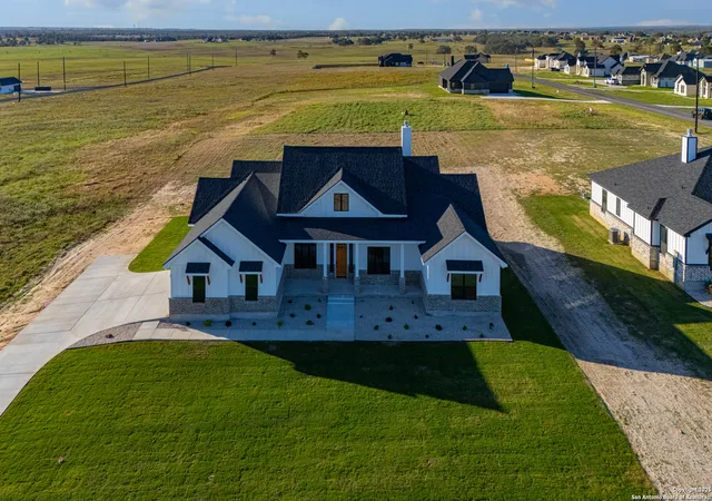 Photo 3 of Single family home for sale at 162 Estates Dr, La Vernia, TX 78121 | MLS# 1925434 | Listing updated on 2026-01-21
