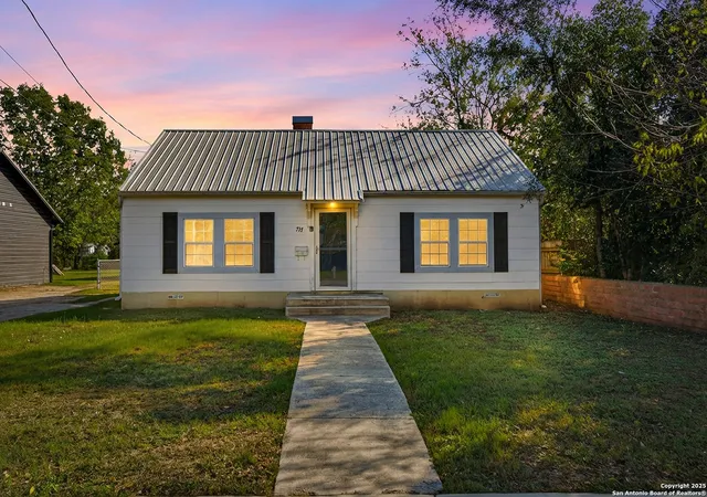 1st image of 717 N Heideke, Seguin, TX 78155 | MLS# 1925444