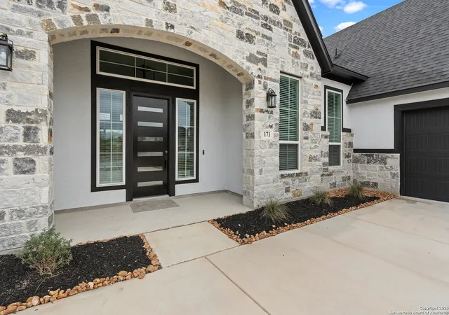 Photo 3 of Sale Pending at 222 Raven Rd, Castroville, TX 78009 | MLS# 1925637 | Listing updated on 2025-12-01