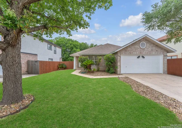 Photo 4 of Sale Pending at 15515 Spring Smt, San Antonio, TX 78247 | MLS# 1925944 | Listing updated on 2025-12-31