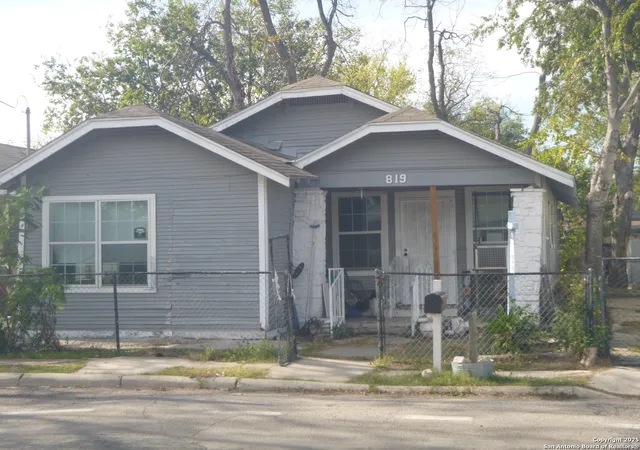 Photo 2 of Single family home for sale at 819 N Hamilton, San Antonio, TX 78207 | MLS# 1926082 | Listing updated on 2026-01-26