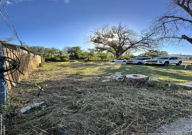 Photo 2 of Sale Pending at 214 E Lachapelle, San Antonio, TX 78204 | MLS# 1926265 | Listing updated on 2026-01-26