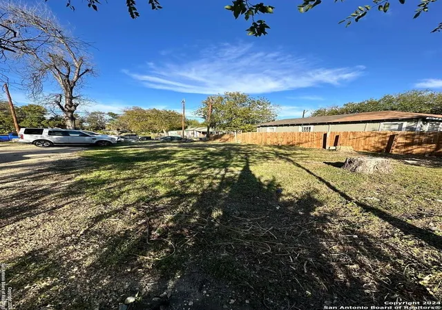 Photo 3 of Sale Pending at 214 E Lachapelle, San Antonio, TX 78204 | MLS# 1926265 | Listing updated on 2026-01-26
