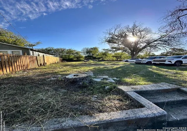 Photo 3 of Sale Pending at 214 E Lachapelle, San Antonio, TX 78204 | MLS# 1926265 | Listing updated on 2026-01-26
