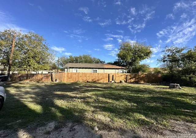 Photo 4 of Sale Pending at 214 E Lachapelle, San Antonio, TX 78204 | MLS# 1926265 | Listing updated on 2026-01-26