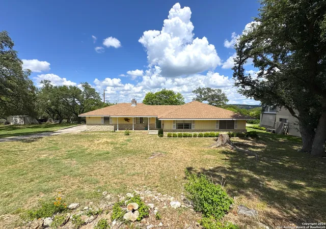 Photo 3 of Sale Pending at 116 Crestview, Canyon Lake, TX 78133 | MLS# 1926427 | Listing updated on 2026-03-24