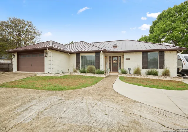 Photo 2 of Single family home for sale at 305 E Tanglewood, New Braunfels, TX 78130 | MLS# 1926559 | Listing updated on 2026-01-18