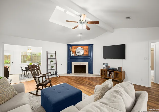 Photo 4 of Single family home for sale at 305 E Tanglewood, New Braunfels, TX 78130 | MLS# 1926559 | Listing updated on 2026-01-18