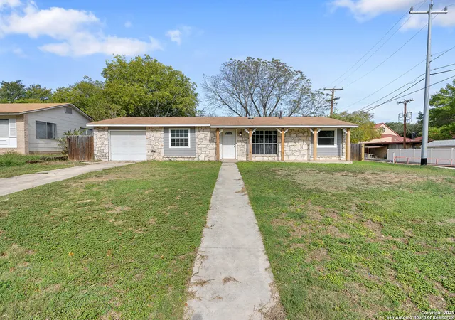 Photo 3 of Single family home for sale at 154 Parkview Dr, Universal City, TX 78148 | MLS# 1926590 | Listing updated on 2026-01-12