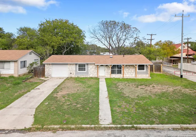 Photo 2 of Single family home for sale at 154 Parkview Dr, Universal City, TX 78148 | MLS# 1926590 | Listing updated on 2026-01-12