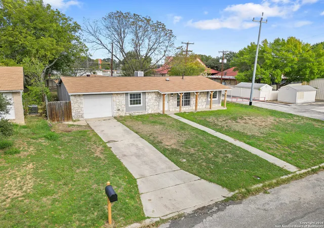 Photo 3 of Single family home for sale at 154 Parkview Dr, Universal City, TX 78148 | MLS# 1926590 | Listing updated on 2026-01-12