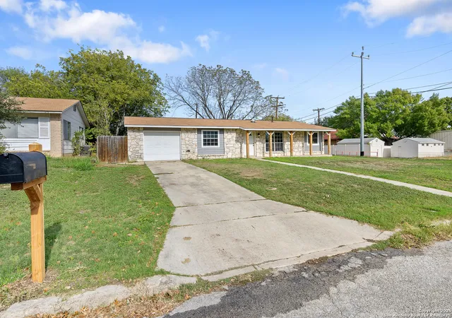 Photo 4 of Single family home for sale at 154 Parkview Dr, Universal City, TX 78148 | MLS# 1926590 | Listing updated on 2026-01-12