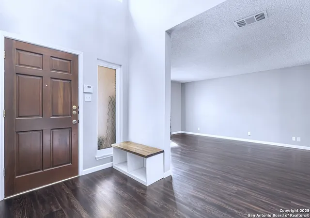 Photo 4 of Sale Pending at 101 Spyglass, Universal City, TX 78148 | MLS# 1926650 | Listing updated on 2025-12-23