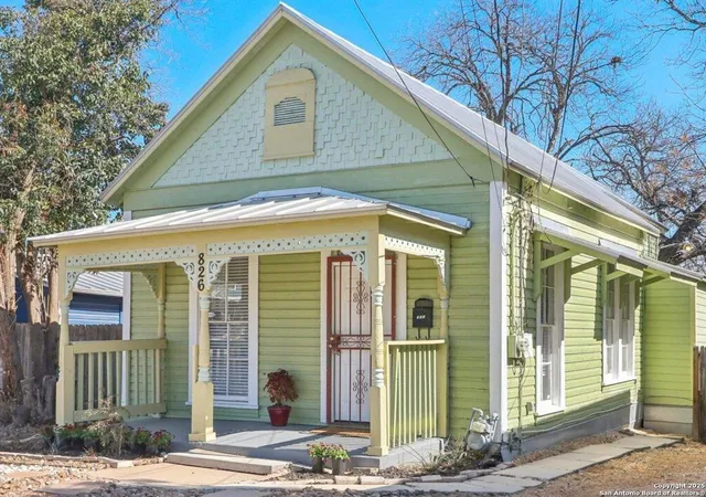 Photo 1 of Sale Pending at 826 N Pine St, San Antonio, TX 78202 | MLS# 1926756 | Listing updated on 2025-12-29