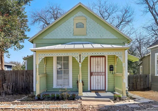 Photo 3 of Sale Pending at 826 N Pine St, San Antonio, TX 78202 | MLS# 1926756 | Listing updated on 2025-12-29