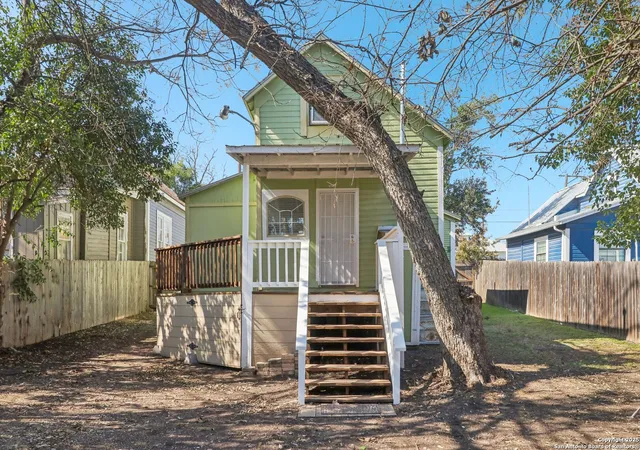 Photo 3 of Sale Pending at 826 N Pine St, San Antonio, TX 78202 | MLS# 1926756 | Listing updated on 2025-12-29