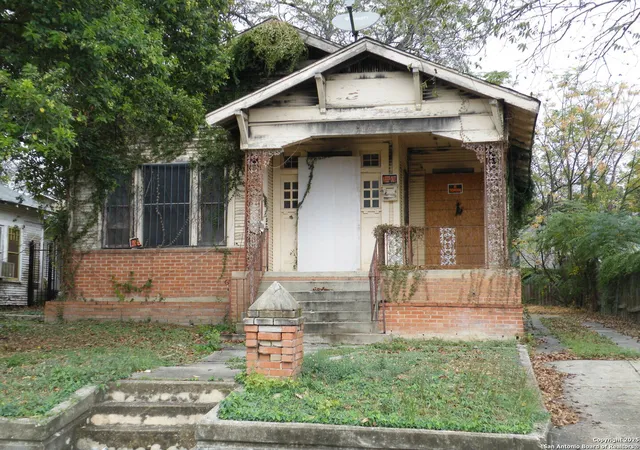 Photo 3 of Single family home for sale at 1221 Crockett, San Antonio, TX 78202 | MLS# 1926783 | Listing updated on 2026-07-31