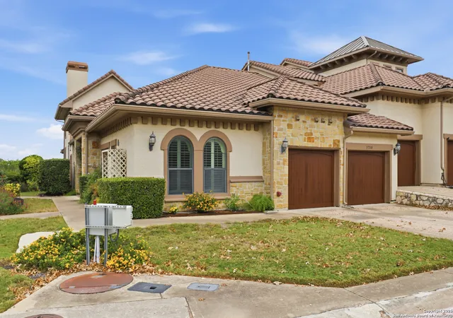 Listing Photo 4 - Condo for sale in building located at 7800 Sw Pkwy, Austin, TX 78735 - Unit #1710