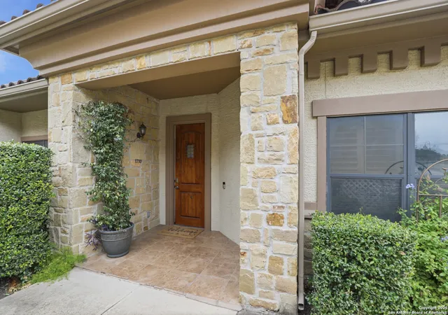 Listing Photo 5 - Condo for sale in building located at 7800 Sw Pkwy, Austin, TX 78735 - Unit #1710