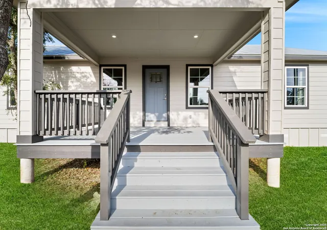 Photo 3 of Single family home for sale at 125 Broken Spur Dr, Bandera, TX 78003 | MLS# 1926853 | Listing updated on 2025-12-16