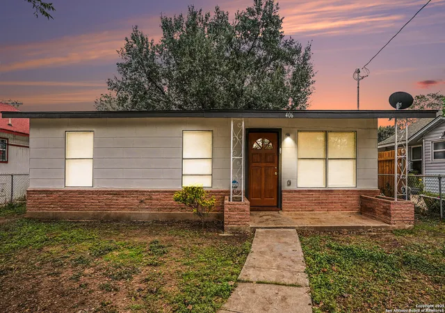 Photo 2 of Sale Pending at 406 Floyd, San Antonio, TX 78204 | MLS# 1926904 | Listing updated on 2025-12-19