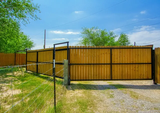 4th image of 18883 Lagloria, Elmendorf, TX 78112 | MLS# 1927018