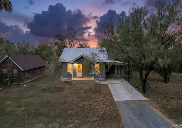 2nd image of 214 W Frio, Uvalde, TX 78801 | MLS# 1927021