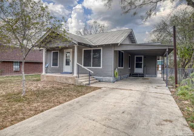 3rd image of 214 W Frio, Uvalde, TX 78801 | MLS# 1927021