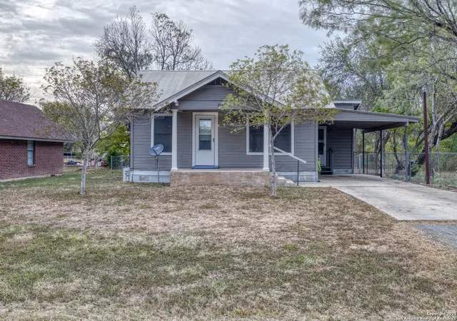 4th image of 214 W Frio, Uvalde, TX 78801 | MLS# 1927021