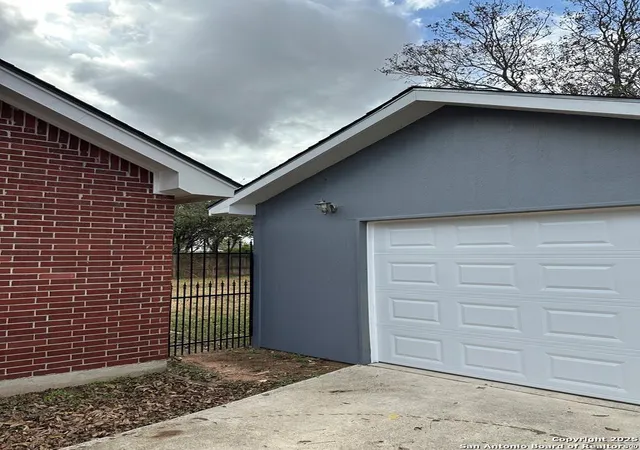 Photo 3 of Single family home for sale at 720 S Creek St Fredericksburg, Fredericksburg, TX 78624 | MLS# 1927156 | Listing updated on 2025-12-19