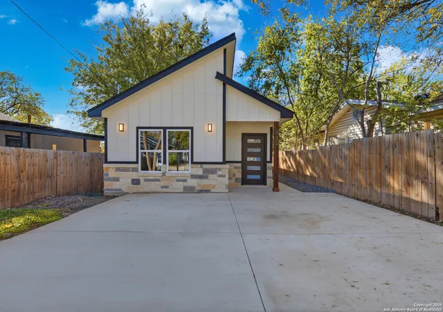 Photo 2 of Sale Pending at 930 Gladstone, San Antonio, TX 78225 | MLS# 1927499 | Listing updated on 2026-05-10