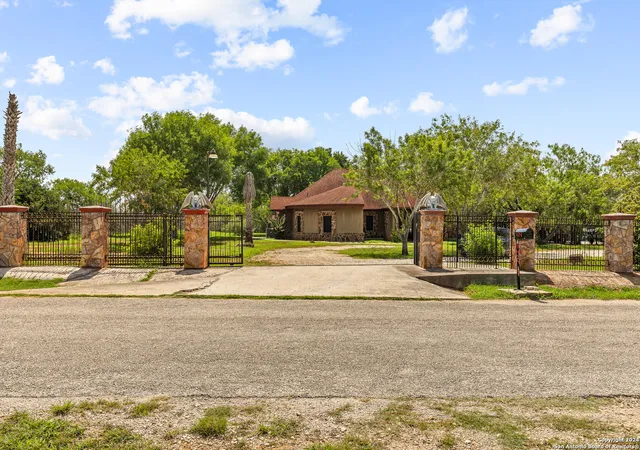 1st image of 424 Homecrest, La Vernia, TX 78121 | MLS# 1927512