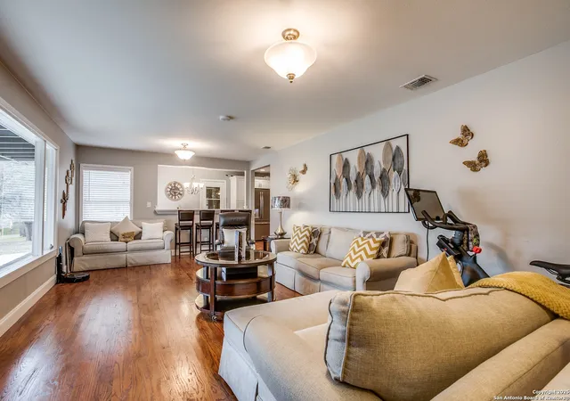 Photo 3 of Single family home for sale at 6531 Fox Run, San Antonio, TX 78233 | MLS# 1927585 | Listing updated on 2026-07-31