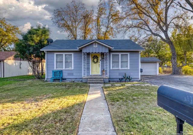 4th image of 1703 22Nd, Hondo, TX 78861 | MLS# 1928059