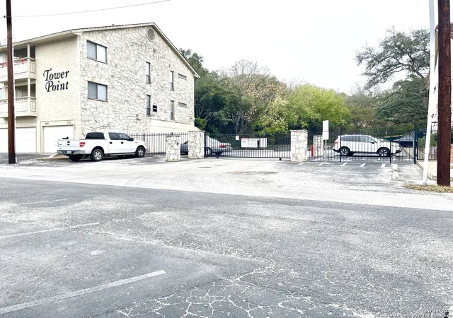 Listing Photo 2 - Condo for sale in building located at 7738 Chambers Rd, San Antonio, TX 78229 - Unit #403