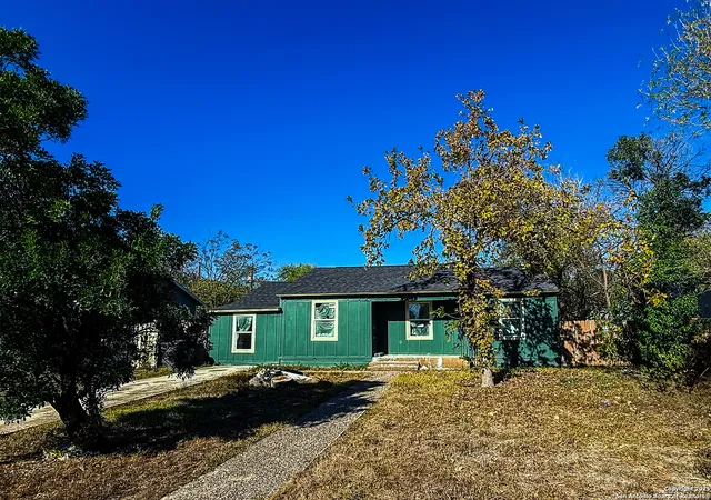 Photo 3 of Single family home for sale at 827 Clower, San Antonio, TX 78212 | MLS# 1929013 | Listing updated on 2026-02-28