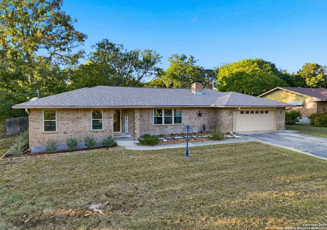 Photo 2 of Sale Pending at 118 Timber Ln, Kerrville, TX 78028 | MLS# 1929068 | Listing updated on 2026-05-15