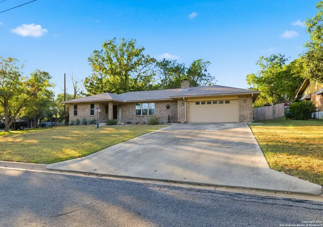 Photo 3 of Sale Pending at 118 Timber Ln, Kerrville, TX 78028 | MLS# 1929068 | Listing updated on 2026-05-15