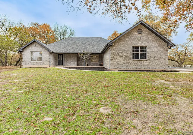 Photo 3 of Sale Pending at 380 Bear Ridge, La Vernia, TX 78121 | MLS# 1929124 | Listing updated on 2026-01-13