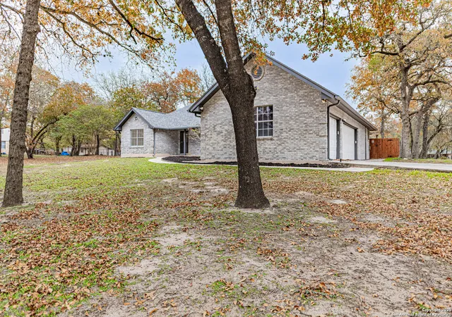 Photo 2 of Sale Pending at 380 Bear Ridge, La Vernia, TX 78121 | MLS# 1929124 | Listing updated on 2026-01-13