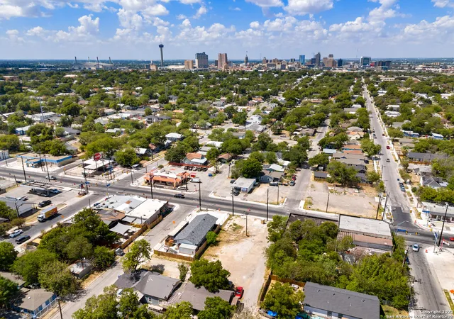 Photo 3 of Sale Pending at 920 N New Braunfels Ave, San Antonio, TX 78202 | MLS# 1929229 | Listing updated on 2026-03-11