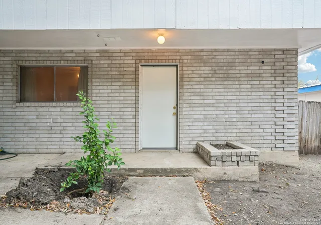 Listing Photo 4 - Condo for sale in building located at 3818 Sherril Brk, San Antonio, TX 78228