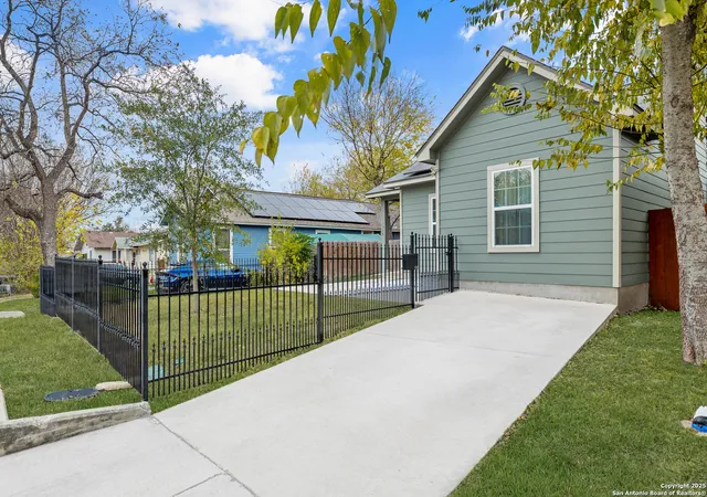 Photo 3 of Sale Pending at 1528 Edison, San Antonio, TX 78201 | MLS# 1929414 | Listing updated on 2026-01-10