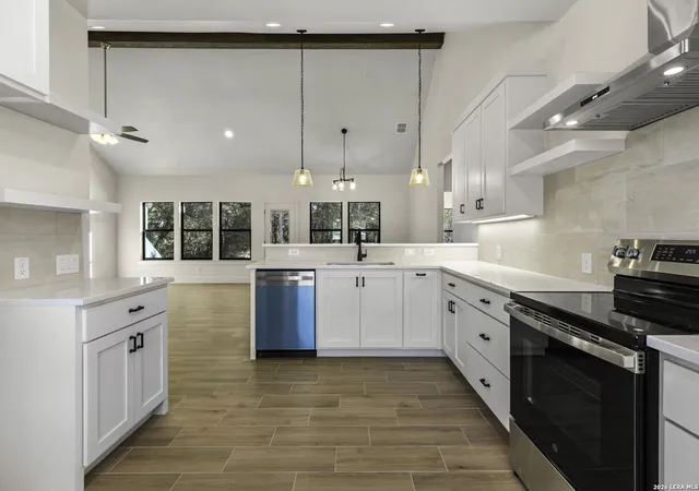 Photo 4 of Single family home for sale at 1595 Rocky Ridge Loop, Canyon Lake, TX 78133 | MLS# 1929600 | Listing updated on 2026-06-23